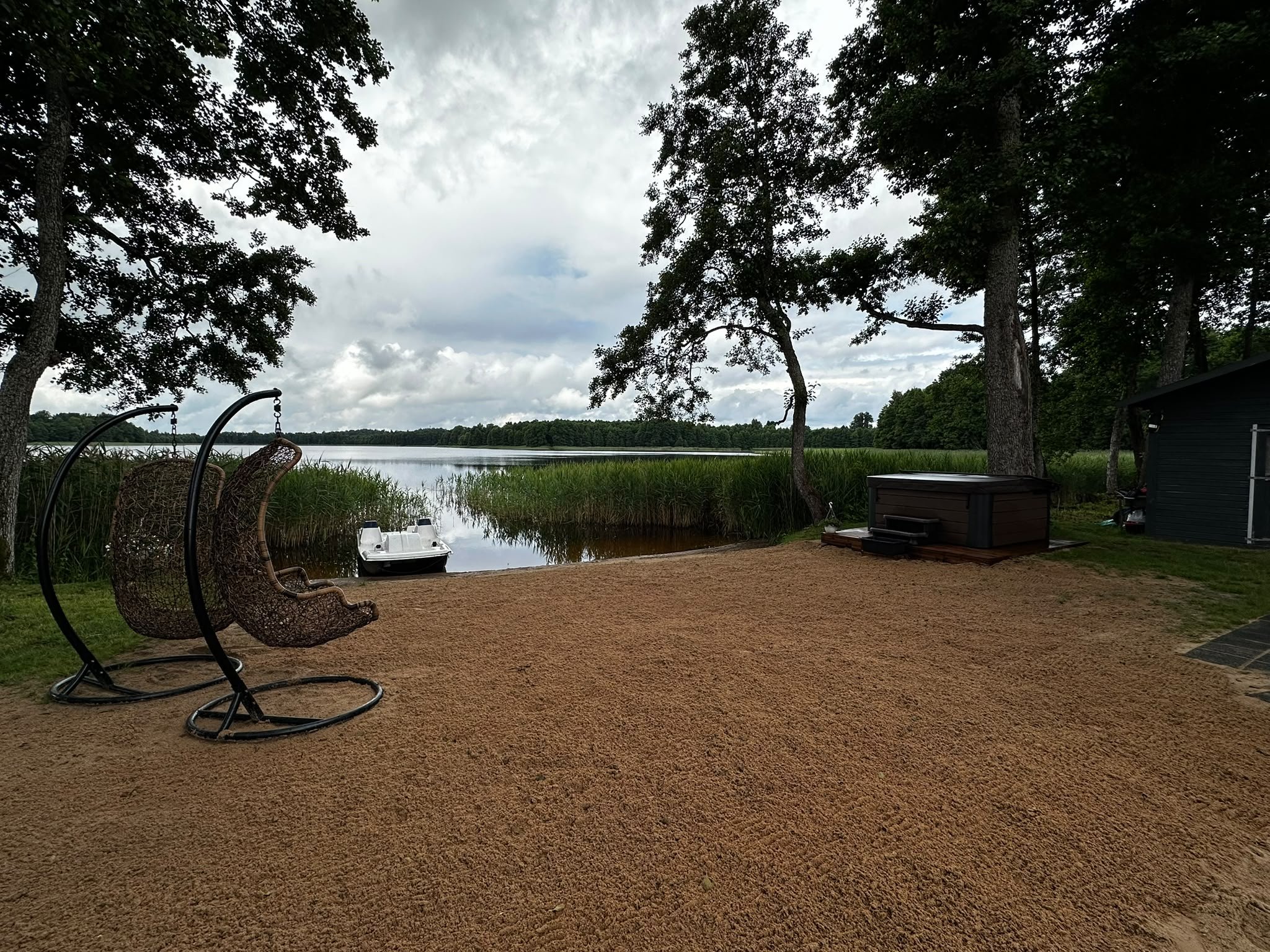 Svinību nojume un āra atpūtas galds